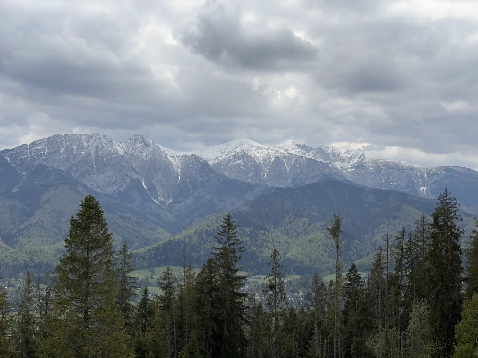 Panorama der Hohen Tatra mit schneebedeckten Gipfeln in der Nähe des Kasprowy Wierch bei Zakopane