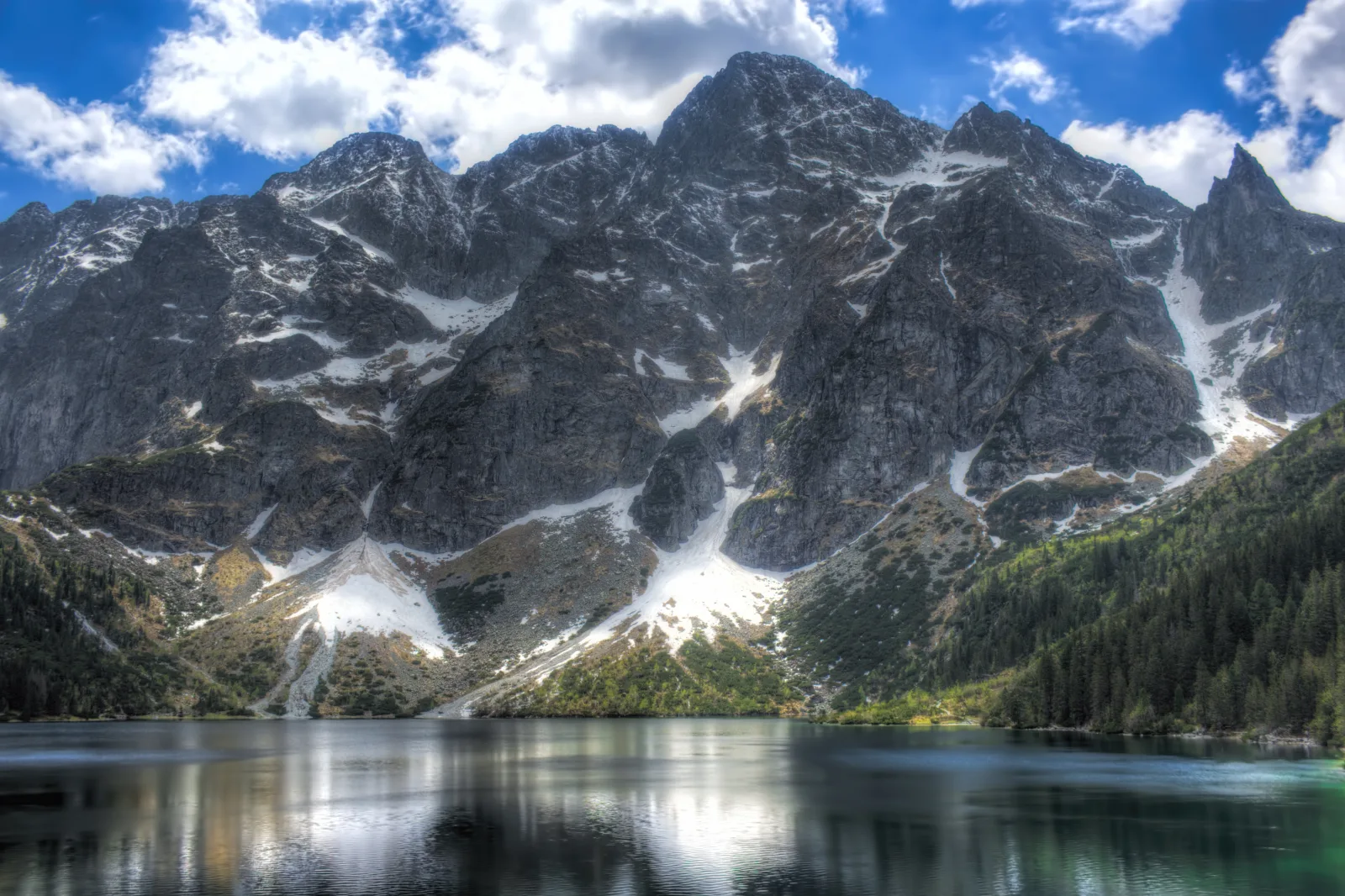 Morskie Oko Bergsee auf 1.395 m im Tatra-Nationalpark bei Zakopane mit Spiegelung der Hohen Tatra