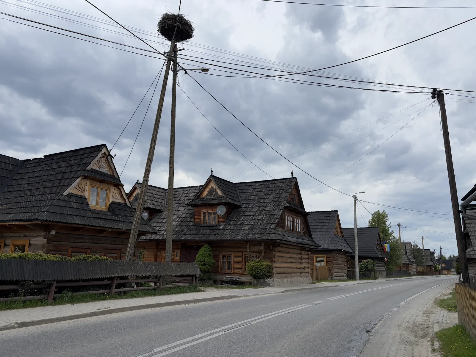 Chochołów Goralen-Dorf bei Zakopane mit traditionellen Holzhäusern entlang der Dorfstraße
