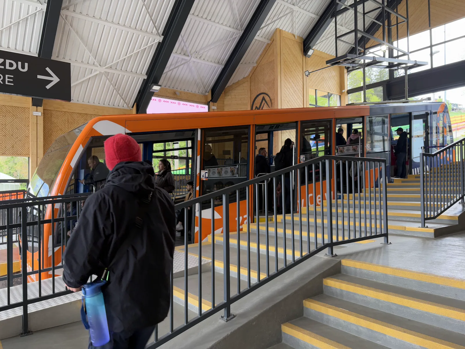 Gubałówka Standseilbahn Talstation in Zakopane mit orangefarbenem Waggon der PKL