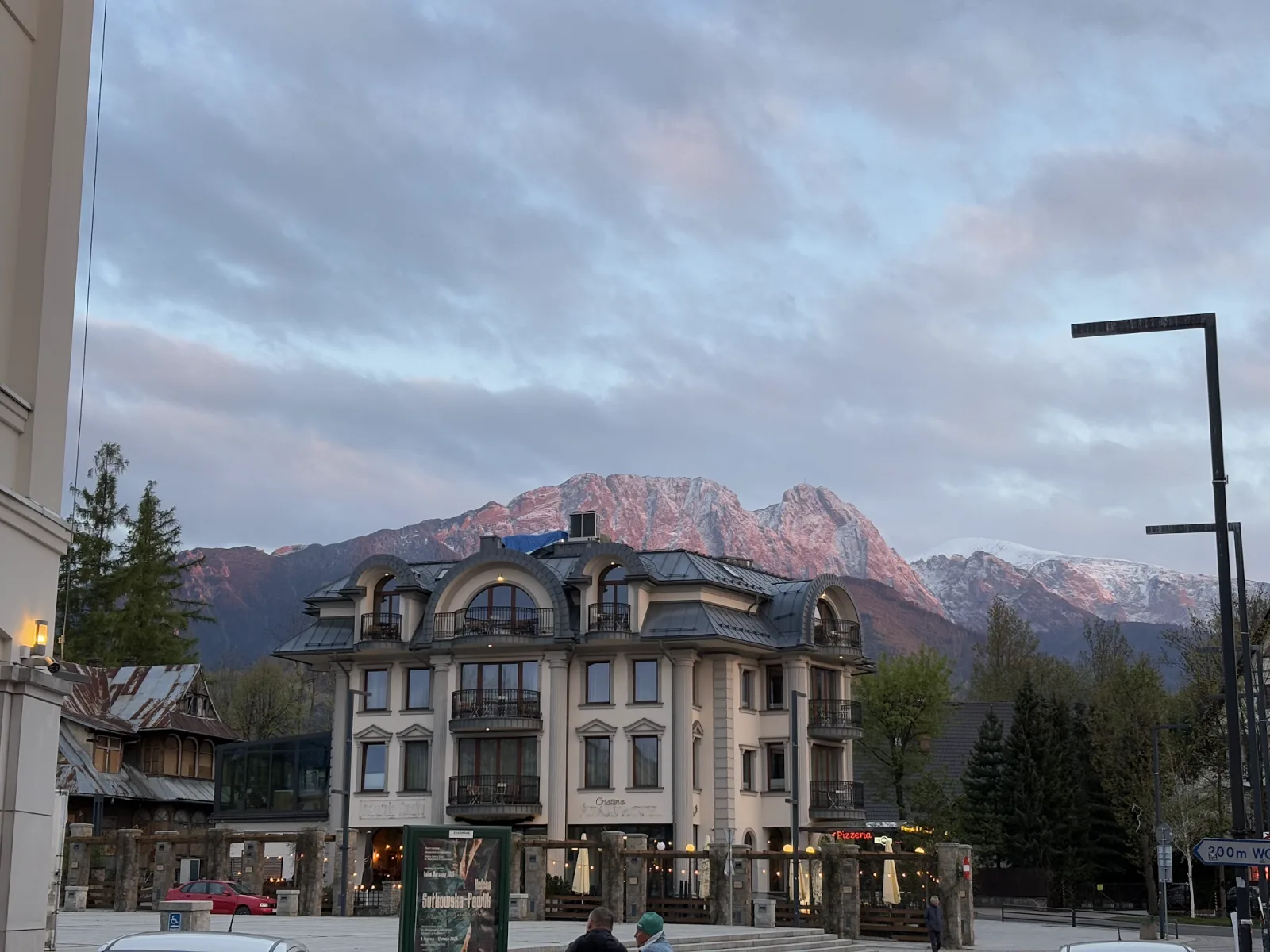 Zakopane Innenstadt mit Blick auf Hohe Tatra und Goralen-Holzhäuser