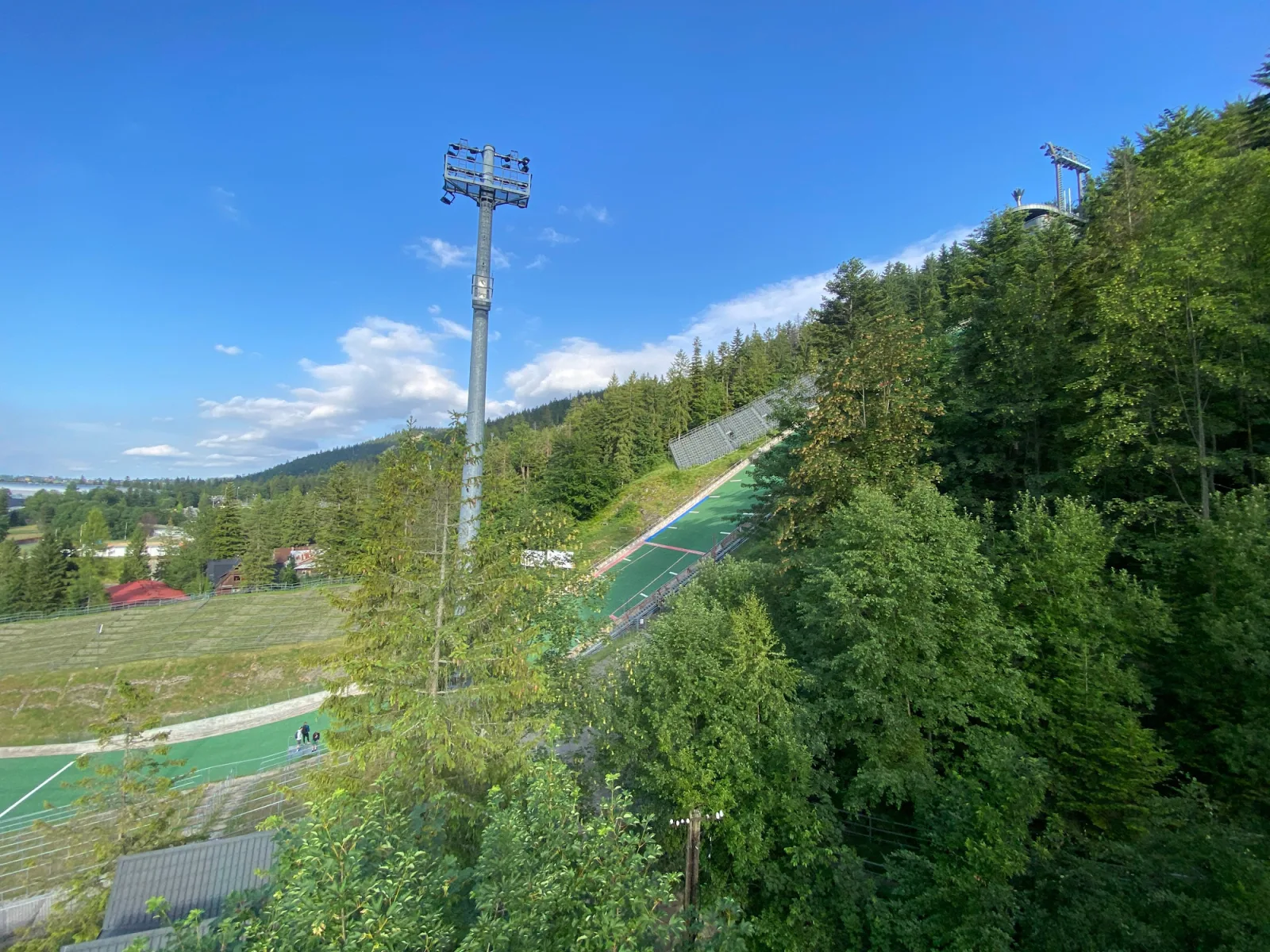 Wielka-Krokiew-Skischanze in Zakopane mit Absprunghang und Zuschauertribüne, direkt neben dem Camper Park Olimp