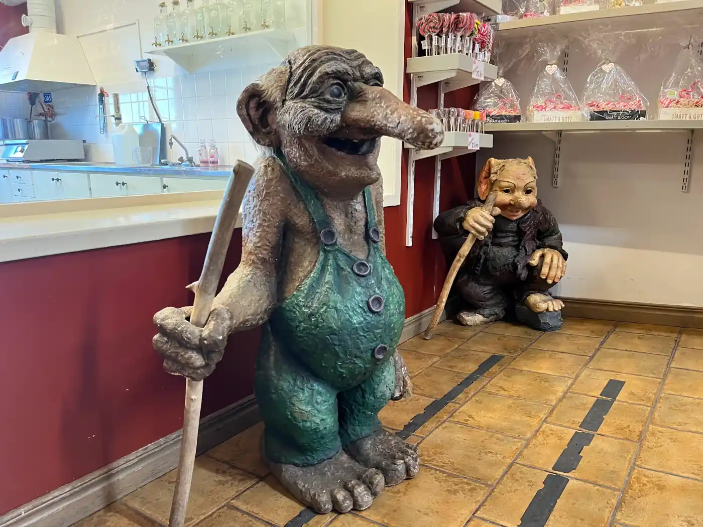 Zwei Trollfiguren in einem Süßwarenladen in Gränna