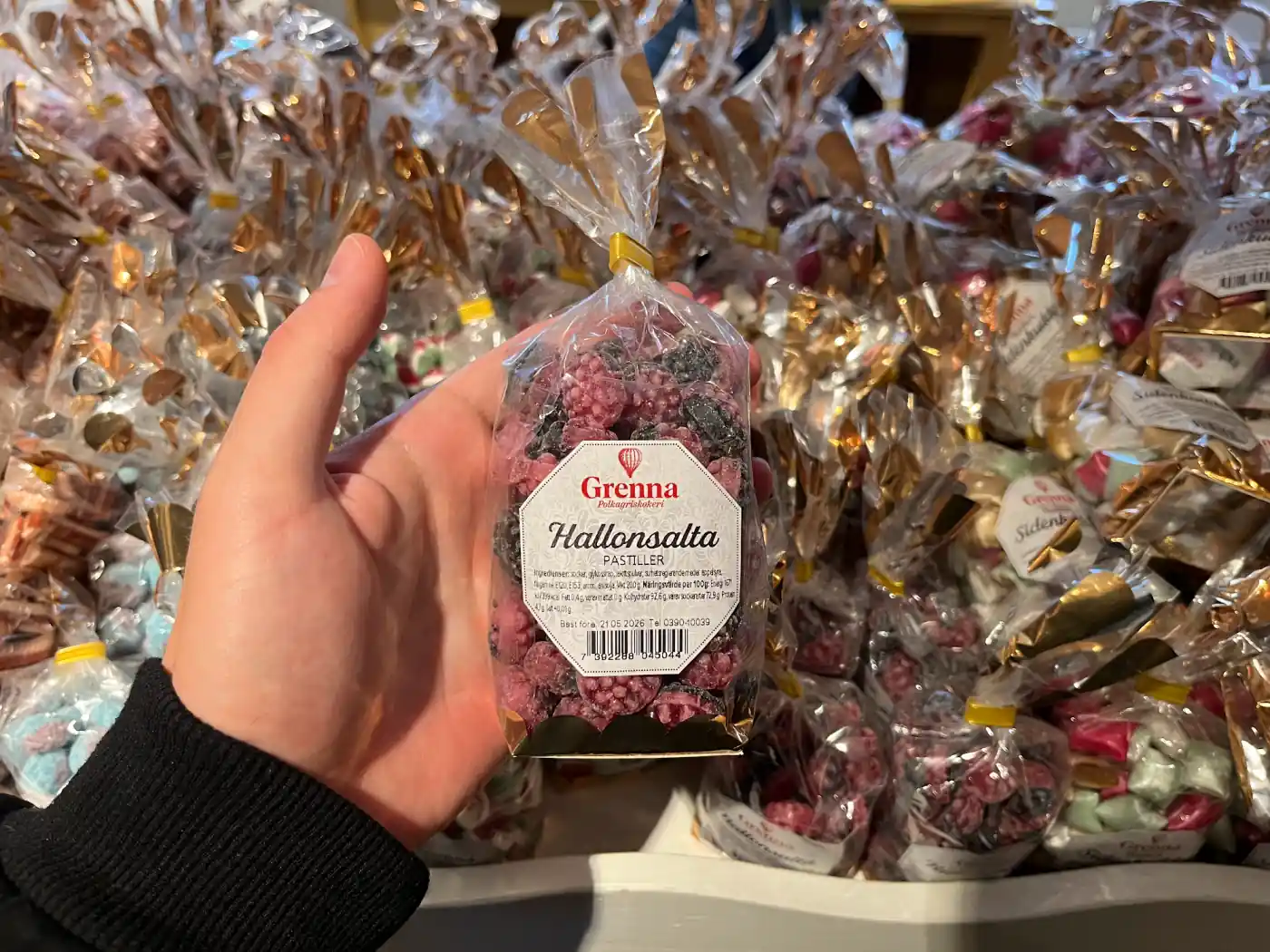 Tüte mit Pastillen aus einer Polkagris-Kokerei in Gränna in der Hand