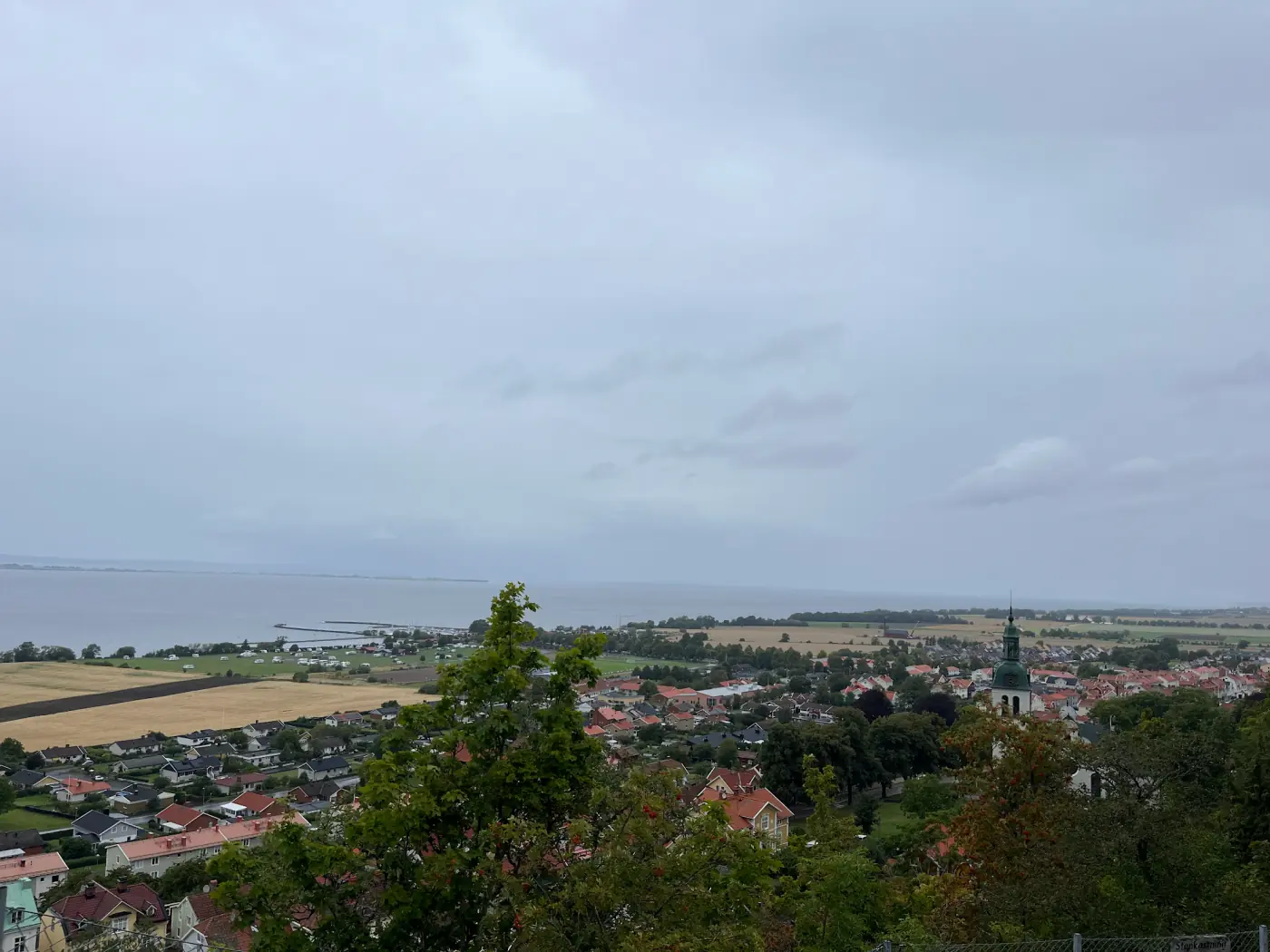 Blick vom Grännaberget über die Dächer von Gränna auf den Vättern-See und den Kirchturm