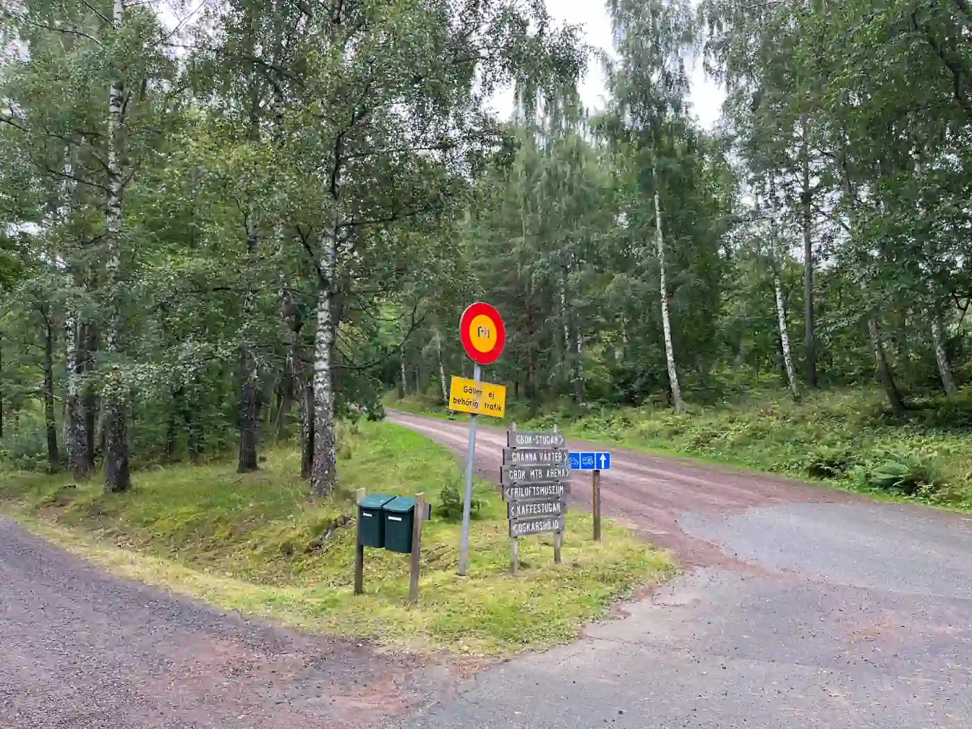 Wegweiser am Grännaberget mit Hinweisen zu Freilichtmuseum, Kaffeestube und Mountainbike-Arena
