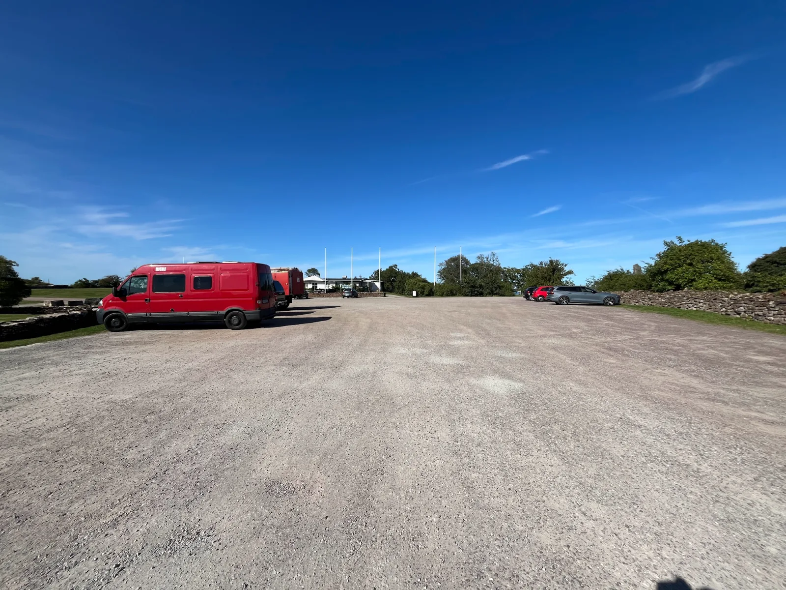 Wohnmobil auf legalem Rastplatz in Schweden – kurzer Zwischenstopp
