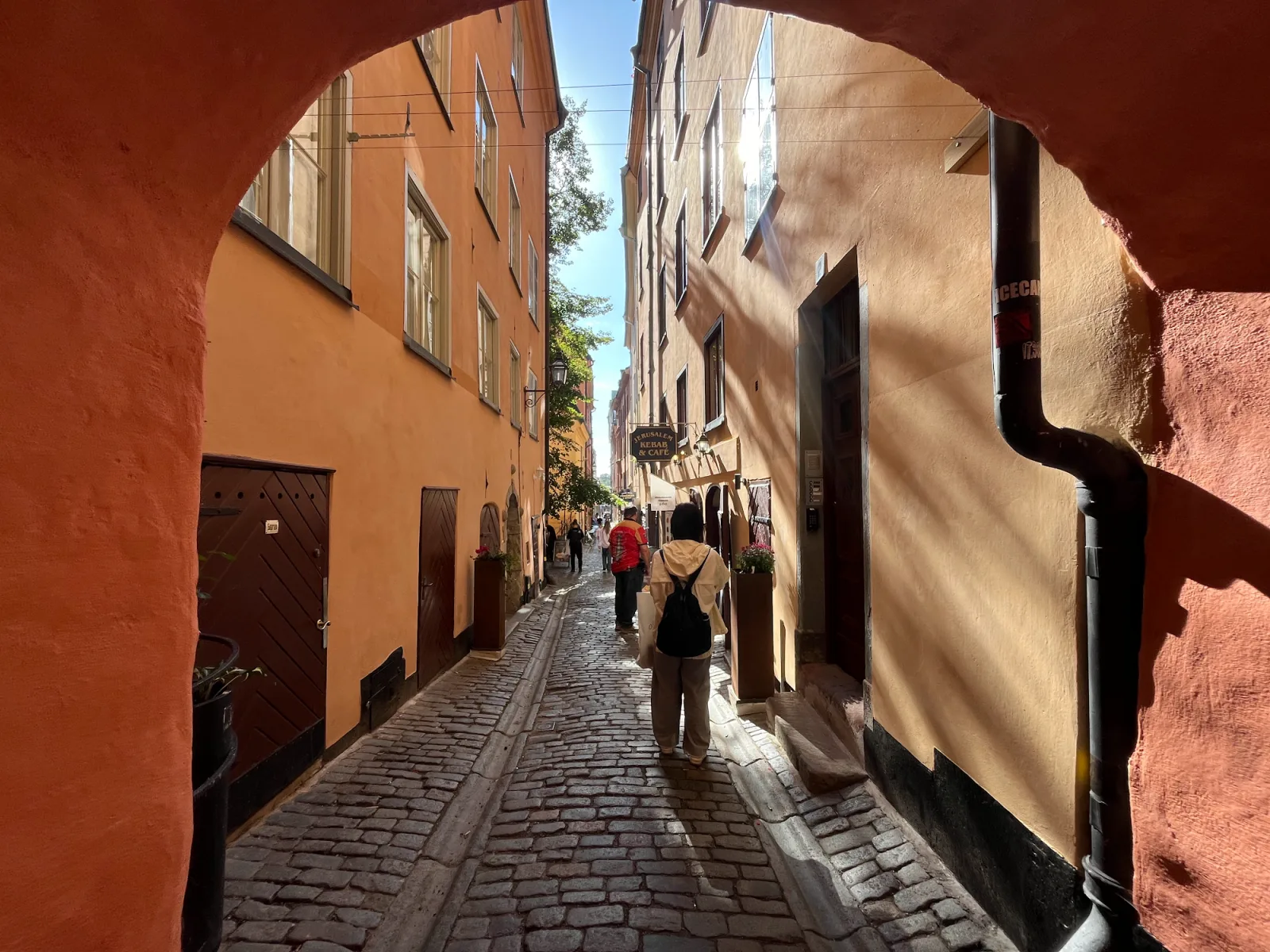 Altstadt-Gasse in Stockholm – Schweden bargeldlos mit Karte statt Bargeld