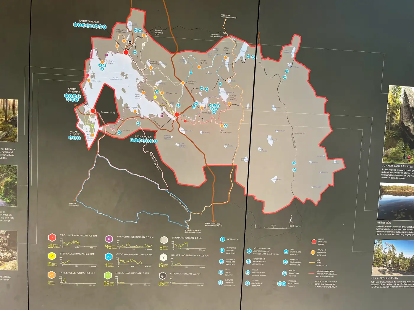 Große Infotafel mit der Wanderkarte des Tiveden Nationalparks und den farbig markierten Rundwegen