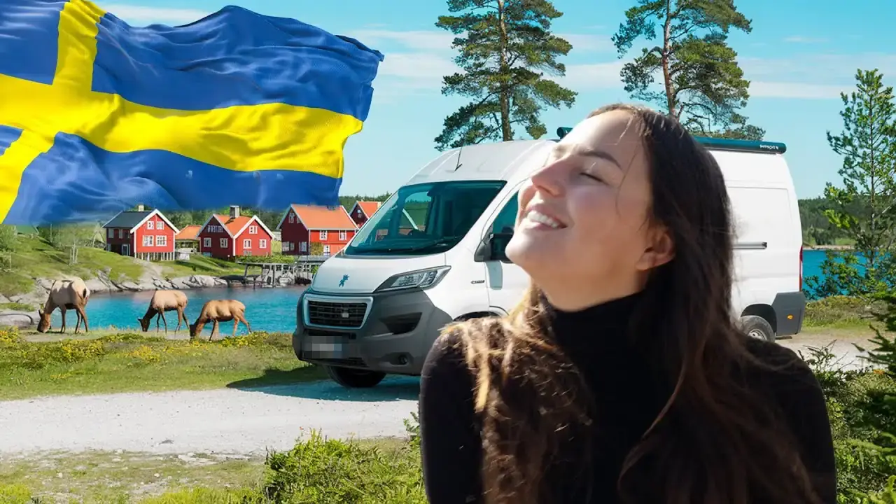 Wohnmobil an einem See in Schweden neben roten Holzhäusern, unterwegs auf unserer Schweden-Reise