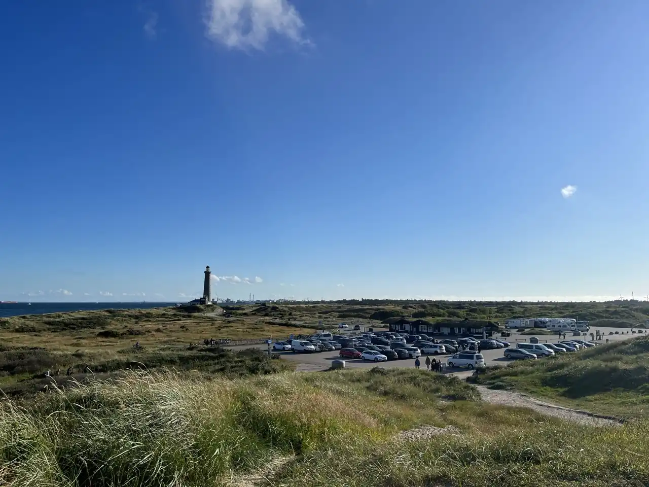 Wohnmobil Parkplatz Skagen Zentrum mit anderen Campern und Blick auf die Altstadt