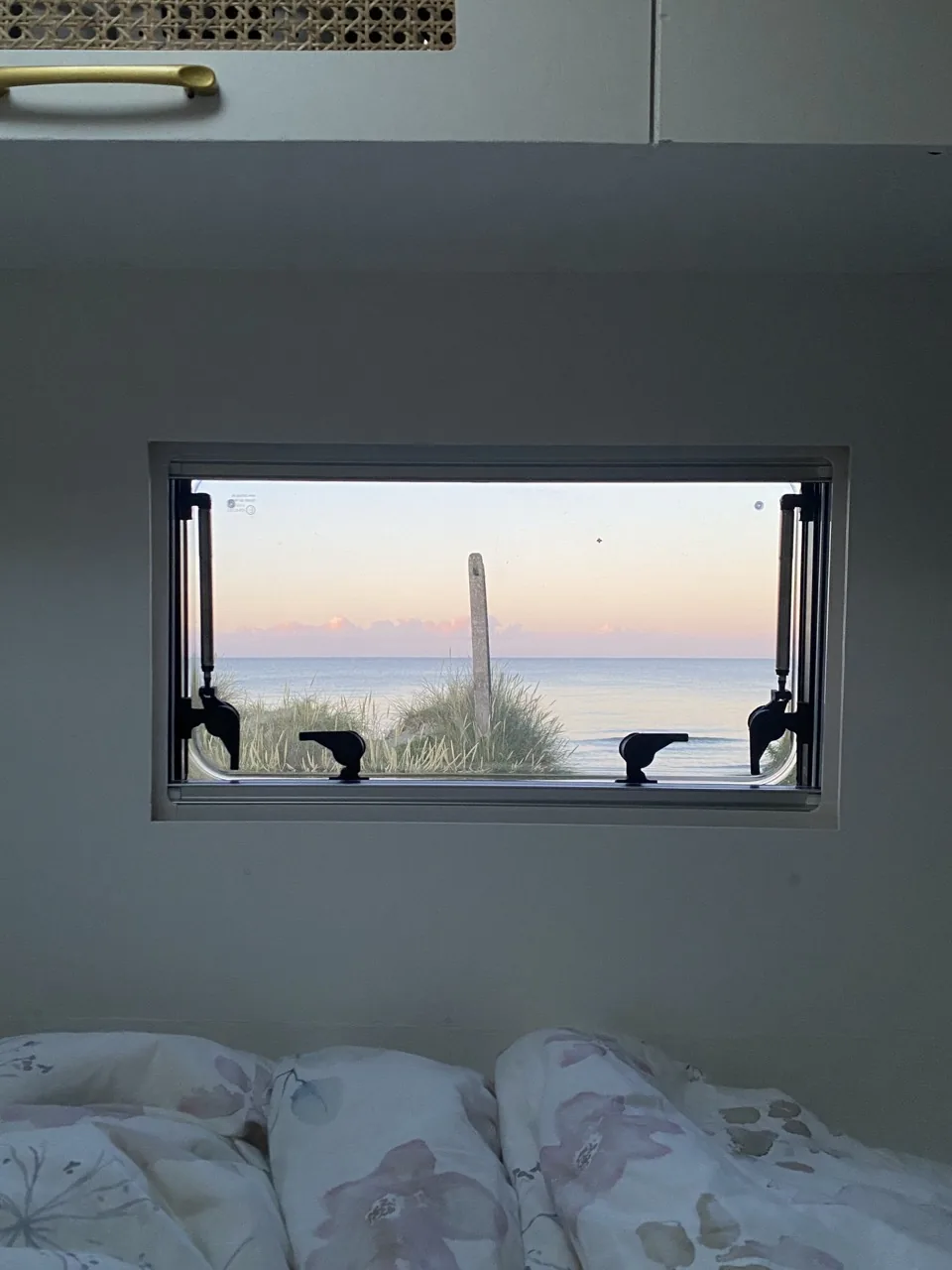 Blick aus dem Camper auf einen wunderschönen Sonnenuntergang am Lyngså Strand