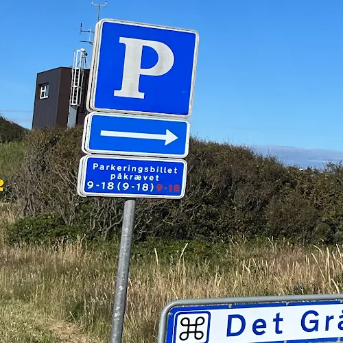 Parkschild mit dem Zusatz Parkeringsbillet påkrævet 9-18 und Wegweiser Det Grå Fyr bei Skagen