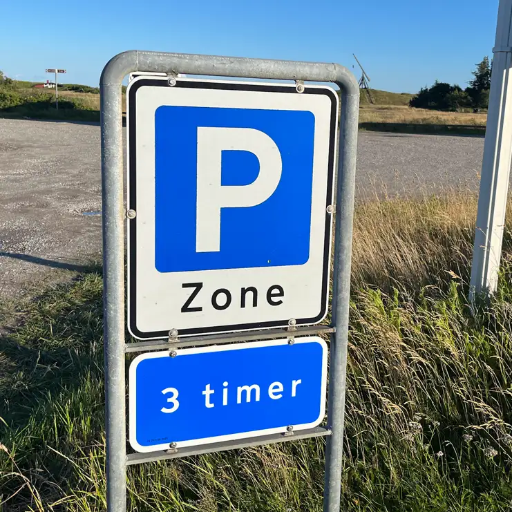 Parkschild P Zone mit Zusatzschild 3 timer an einem Parkplatz bei Skagen