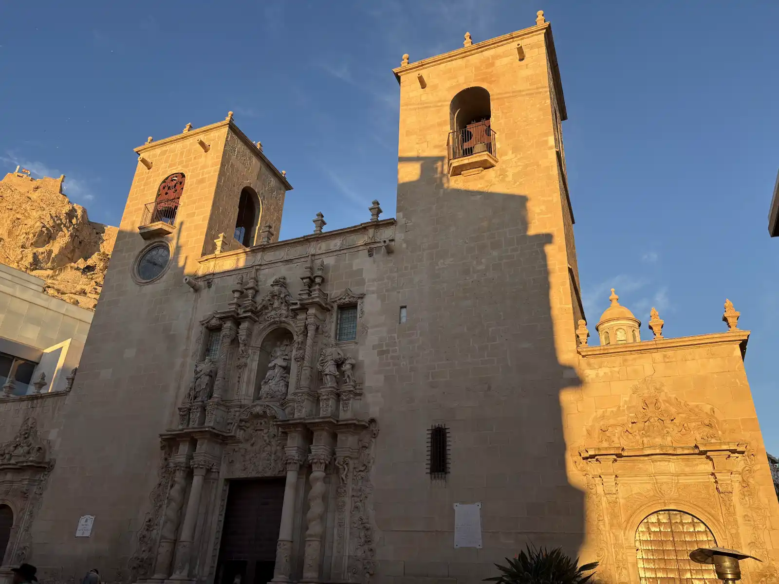 Barocke Fassade der Basílica de Santa María in Alicante im Abendlicht
