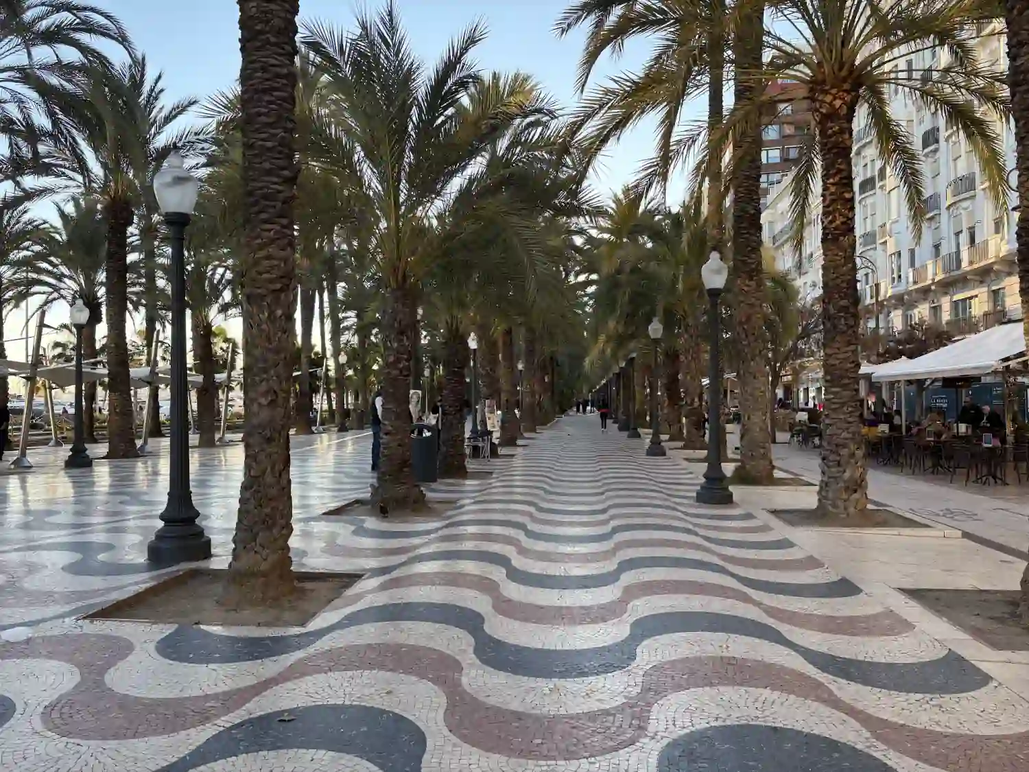 Explanada de España in Alicante mit Wellenmosaik und Palmenreihen