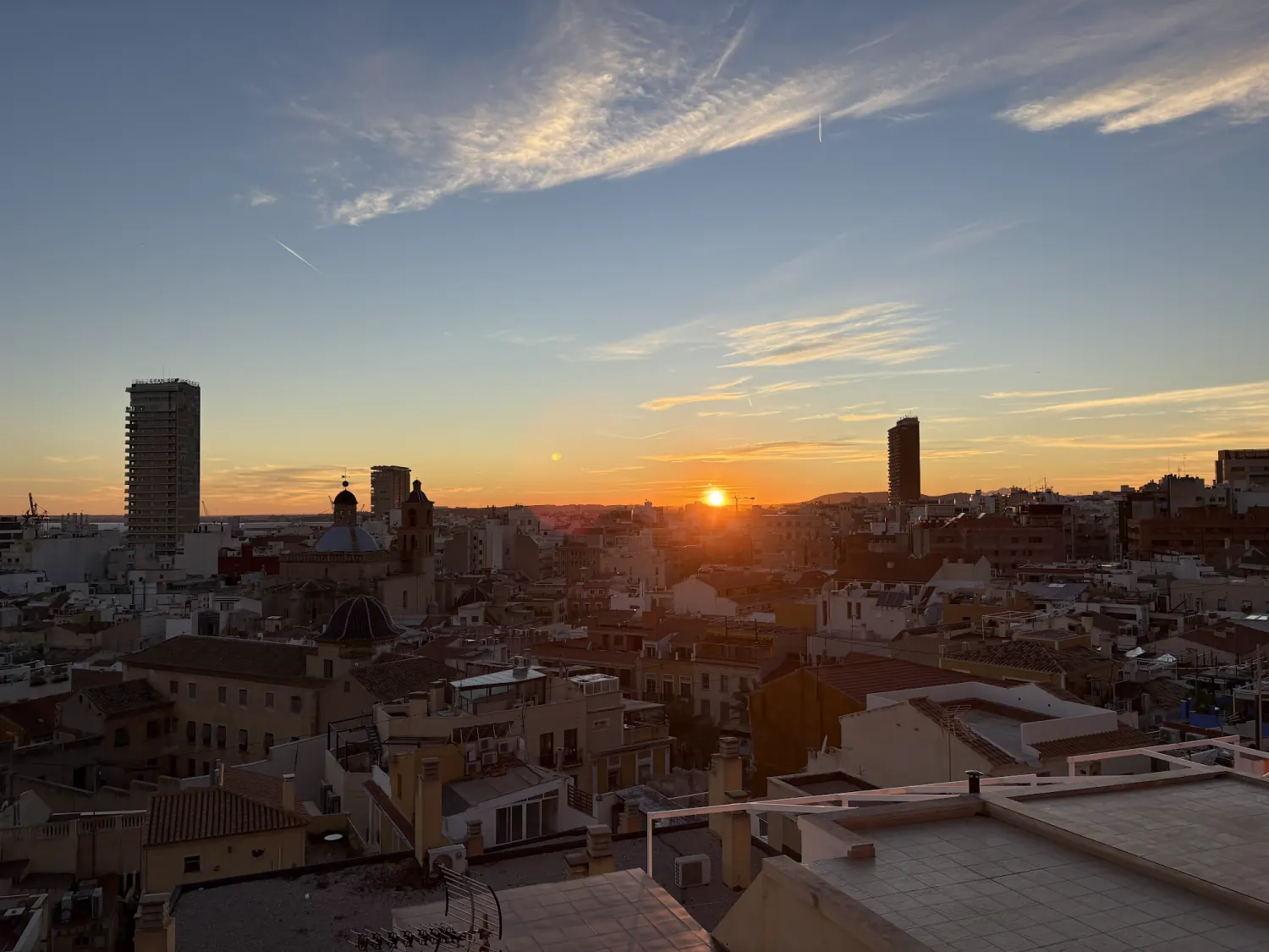 Sonnenuntergang über den Dächern von Alicante von einer Aussichtsplattform