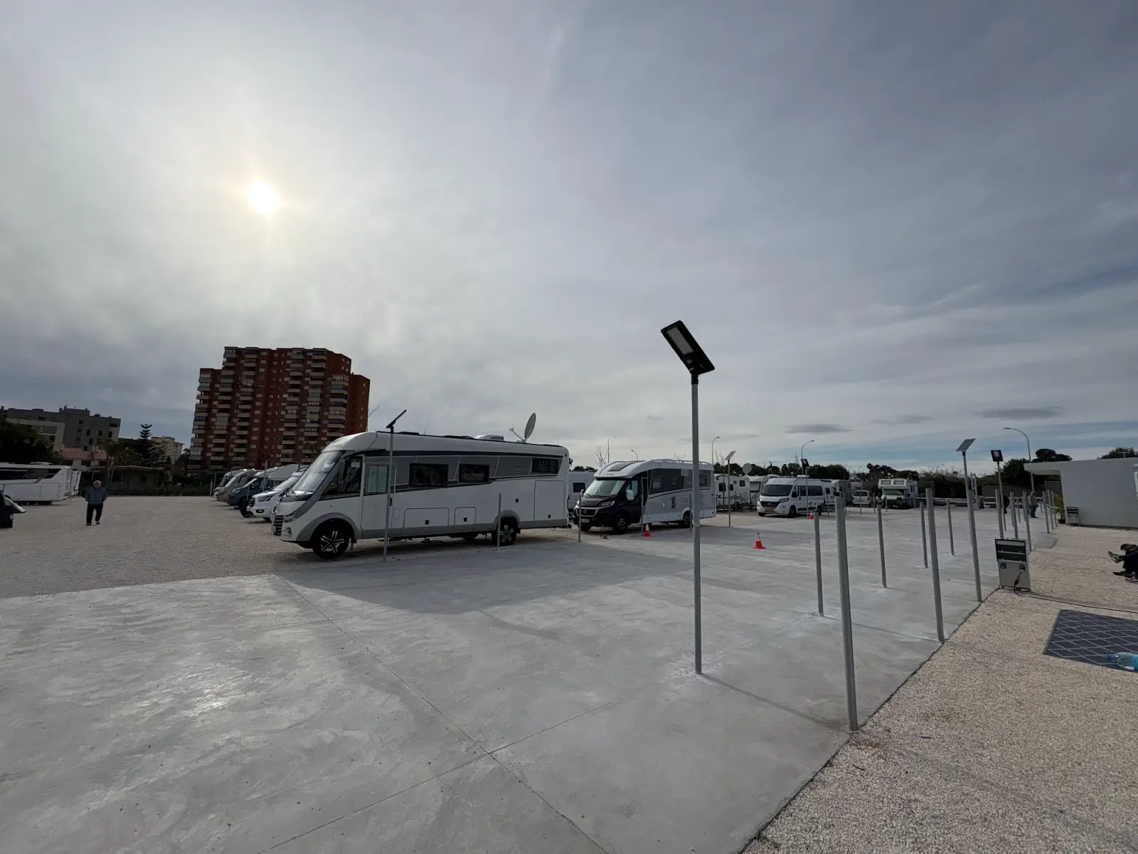 Großer Wohnmobil-Stellplatz bei Alicante mit vielen Campern