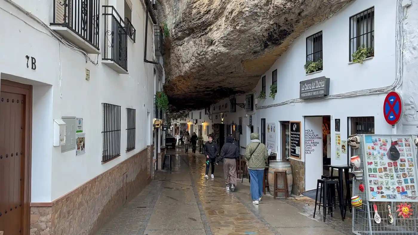 Gasse in Setenil de las Bodegas, bei der die Häuserzeile direkt unter einem massiven Felsüberhang liegt