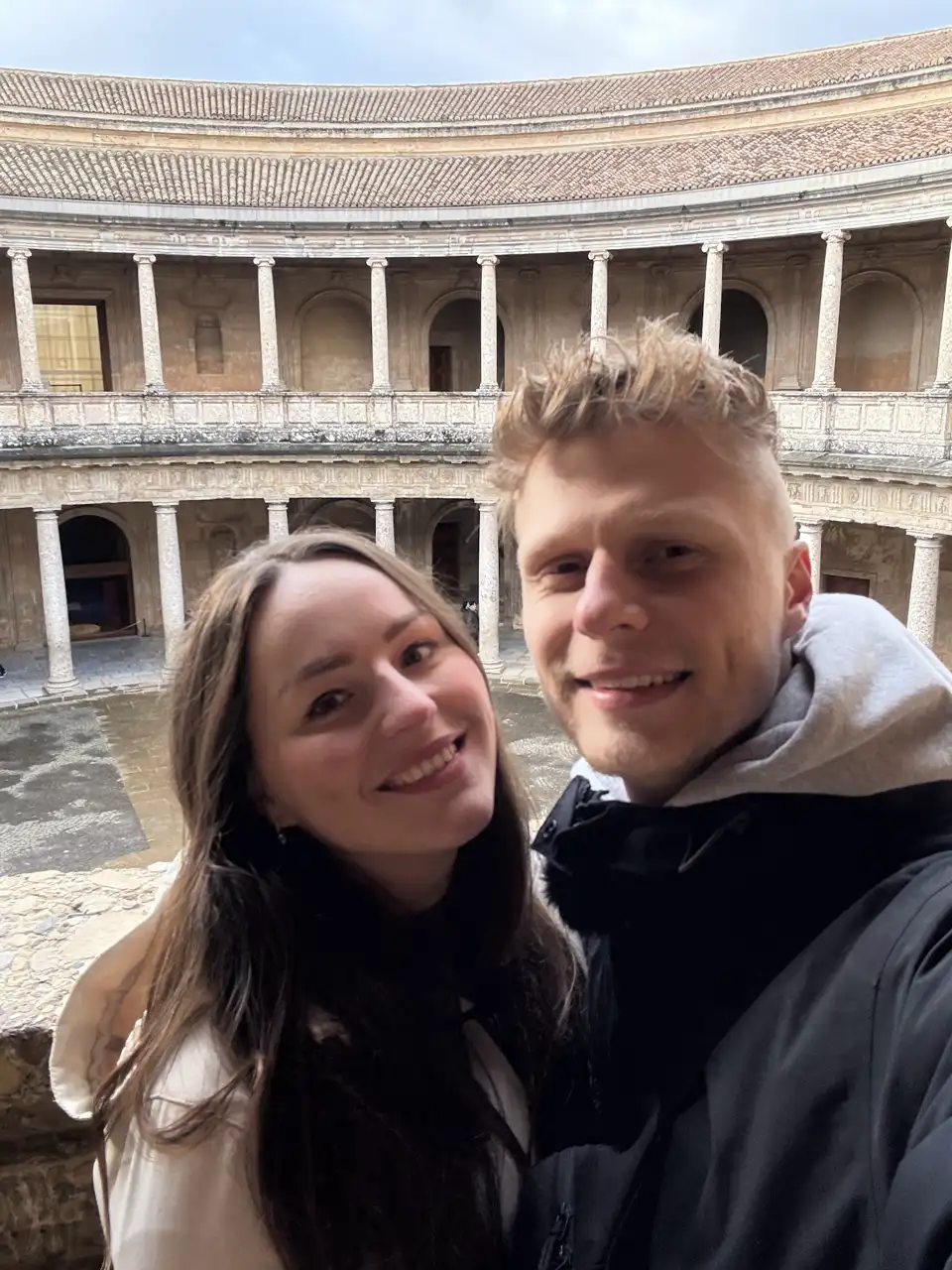 Lara und Mark von Lehmann Vlogs als Selfie im runden Innenhof des Palacio de Carlos V auf dem Gelände der Alhambra