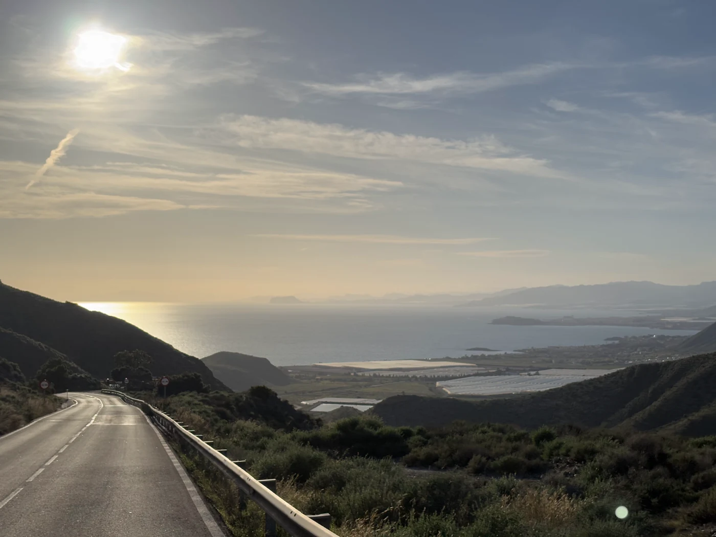 Kurvige Küstenstraße in Spanien mit Blick auf das Mittelmeer im Gegenlicht