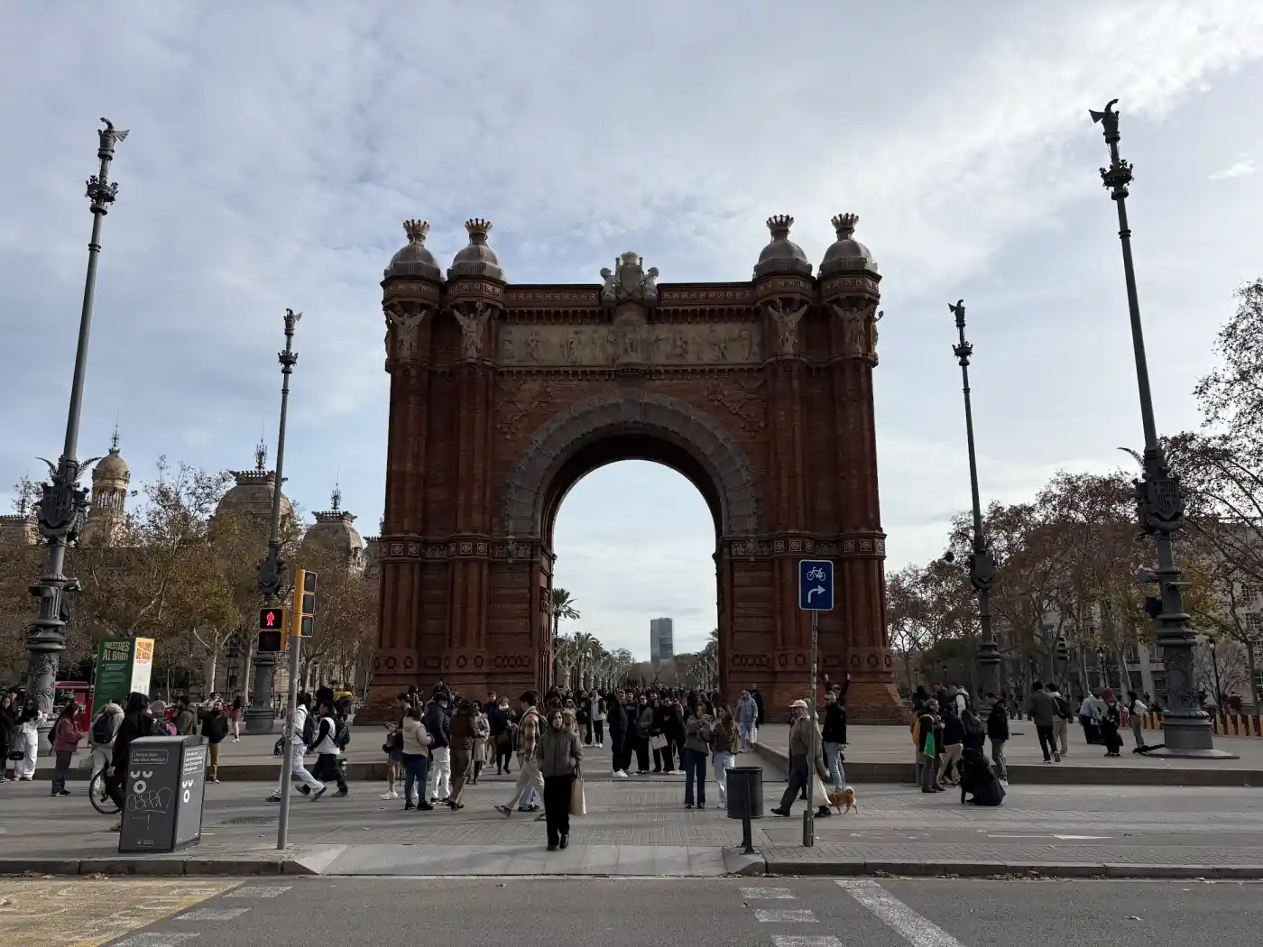 Der rote Backstein-Triumphbogen Arc de Triomf in Barcelona