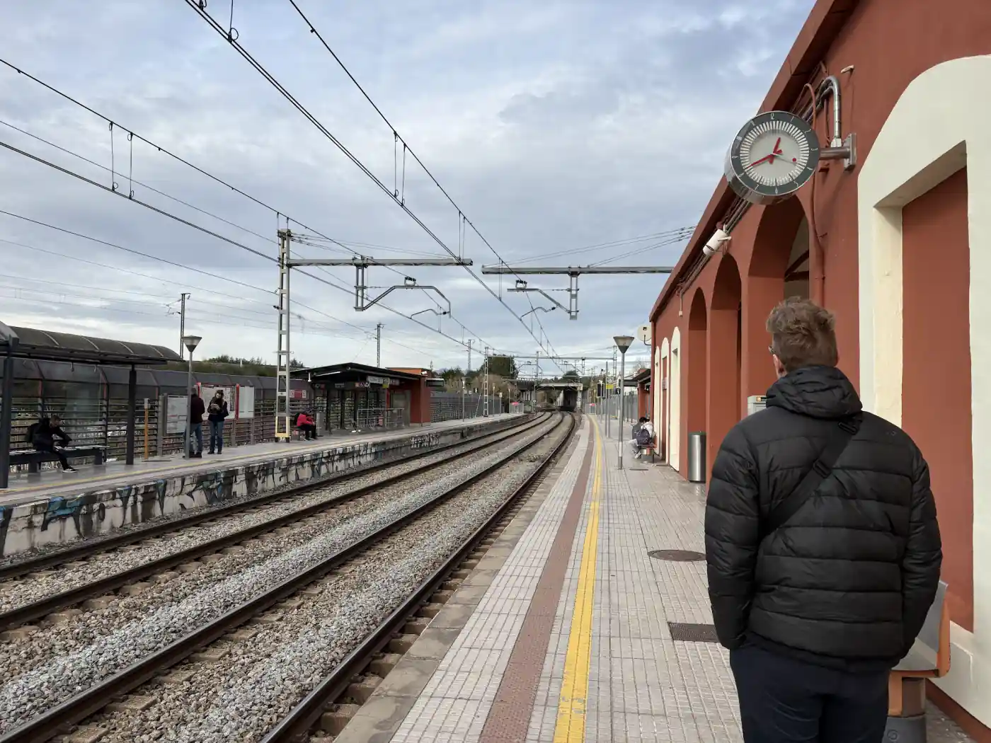 Bahnsteig der Station El Papiol im Umland von Barcelona