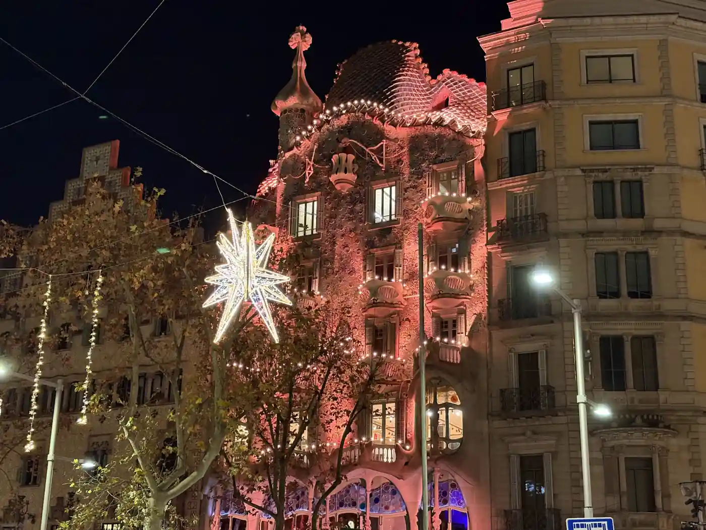 Beleuchtete Fassade der Casa Batlló von Antoni Gaudí am Passeig de Gràcia in Barcelona