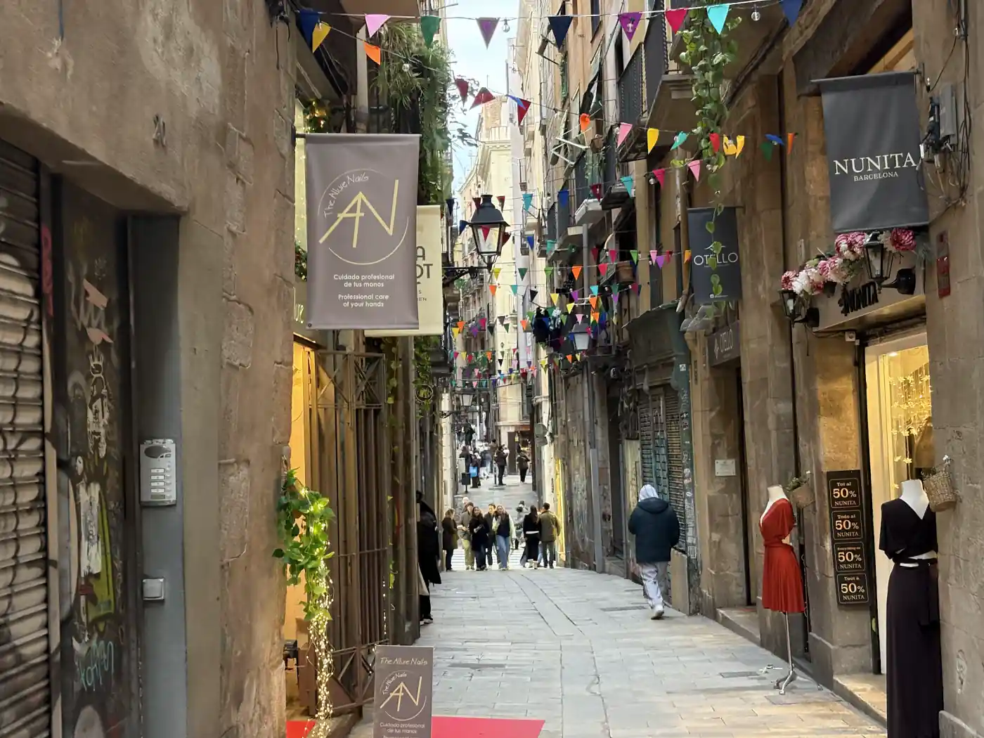 Enge Gasse mit bunten Wimpeln im Gotischen Viertel von Barcelona