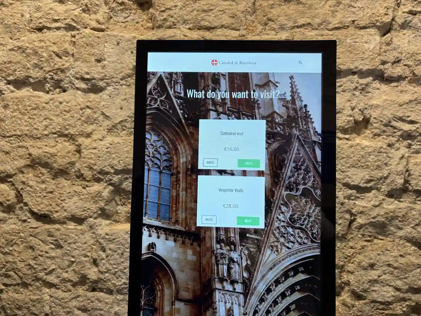 Ticketautomat an der Kathedrale von Barcelona mit den Preisen 16 und 28 Euro