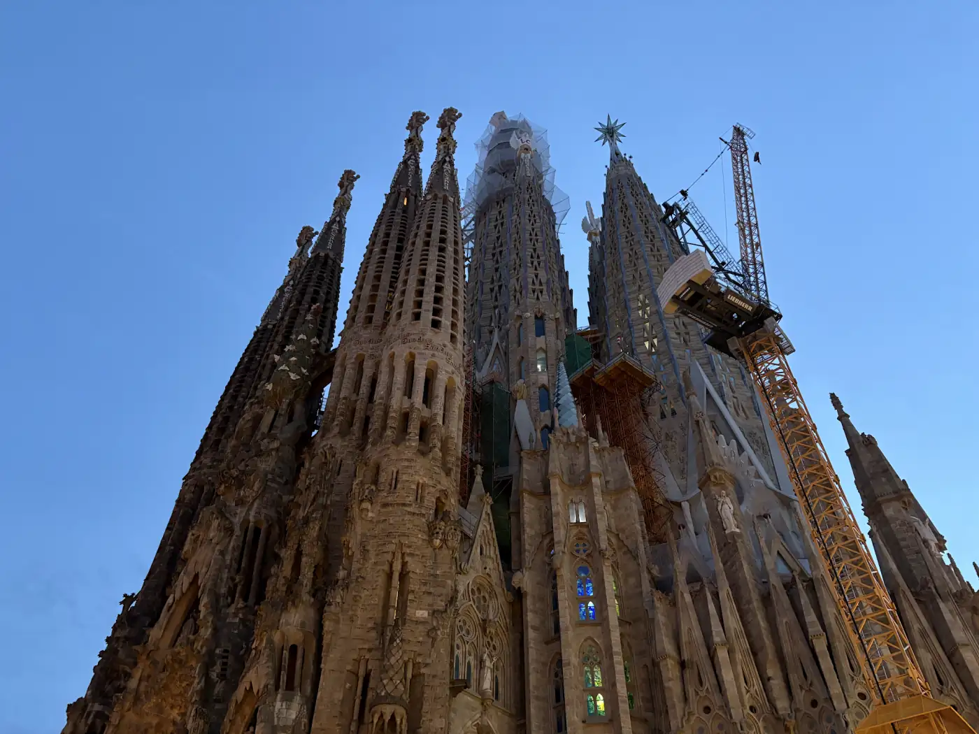 Türme der Sagrada Família mit Baukran und dem Stern auf dem Marienturm