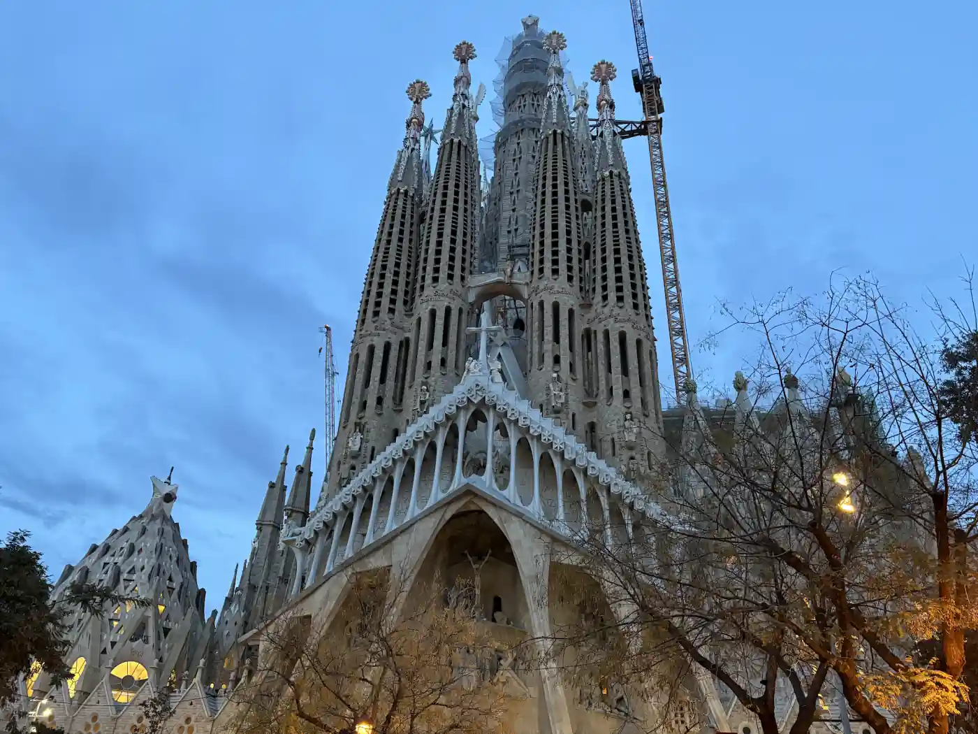 Die Passionsfassade der Sagrada Família in Barcelona in der blauen Stunde