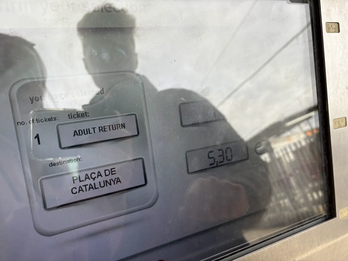 Displayanzeige eines Ticketautomaten mit Adult Return, Plaça de Catalunya und 5,30