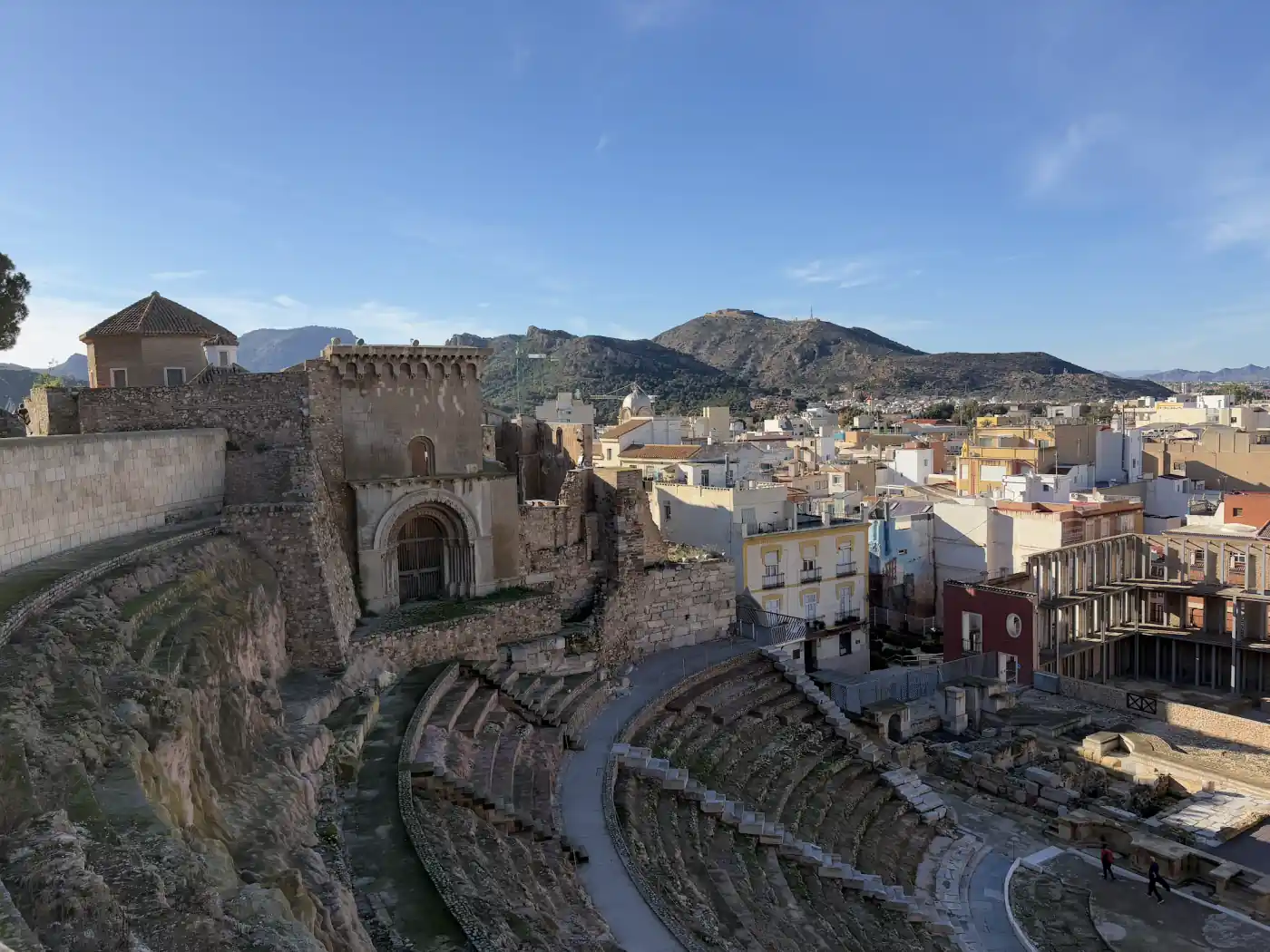 Blick vom kostenlosen Aussichtspunkt auf das Römische Theater von Cartagena und die Reste der Kirche Santa María