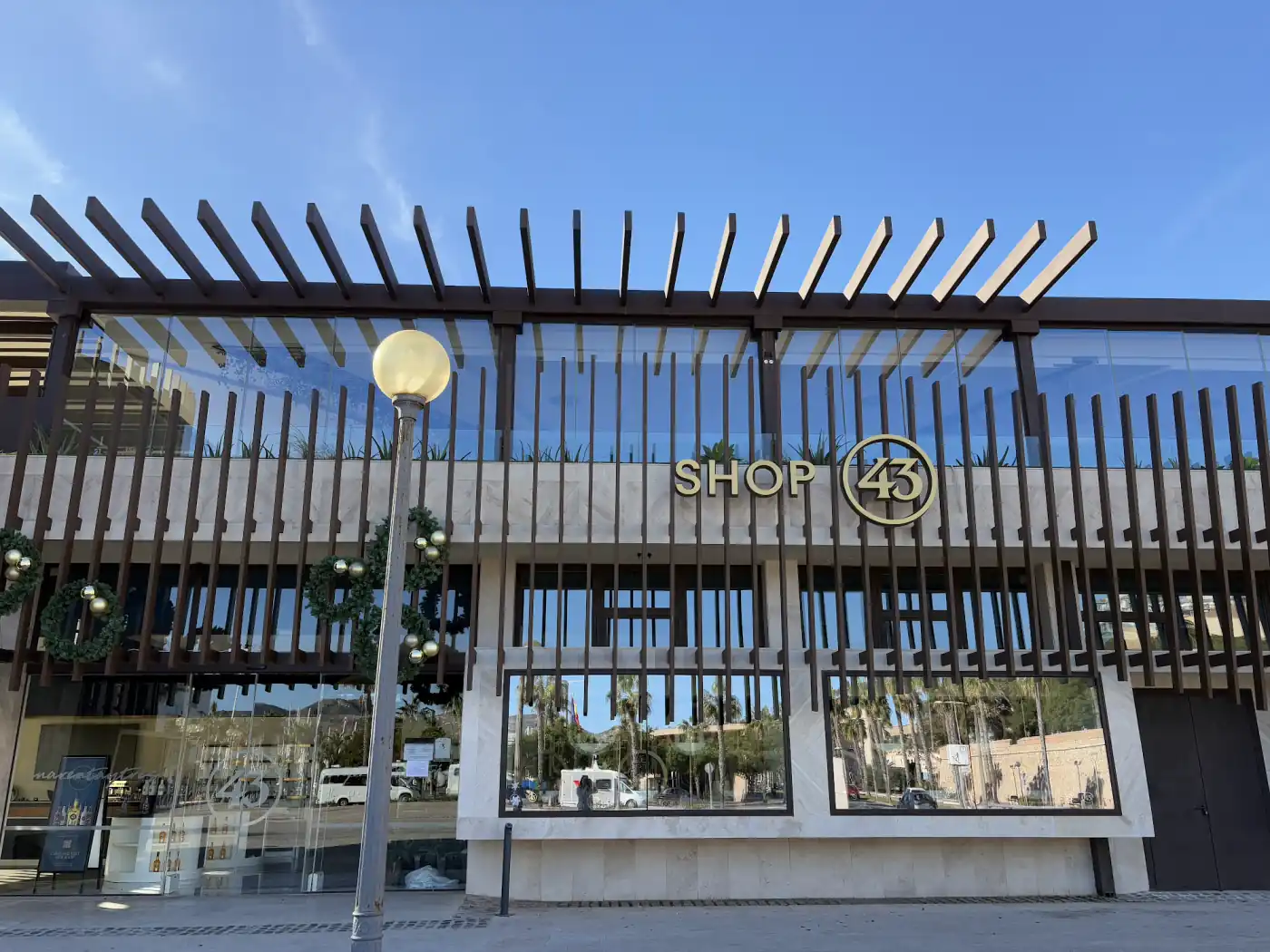 Moderner Shop des Likörherstellers Licor 43 in Cartagena mit Holzlamellenfassade