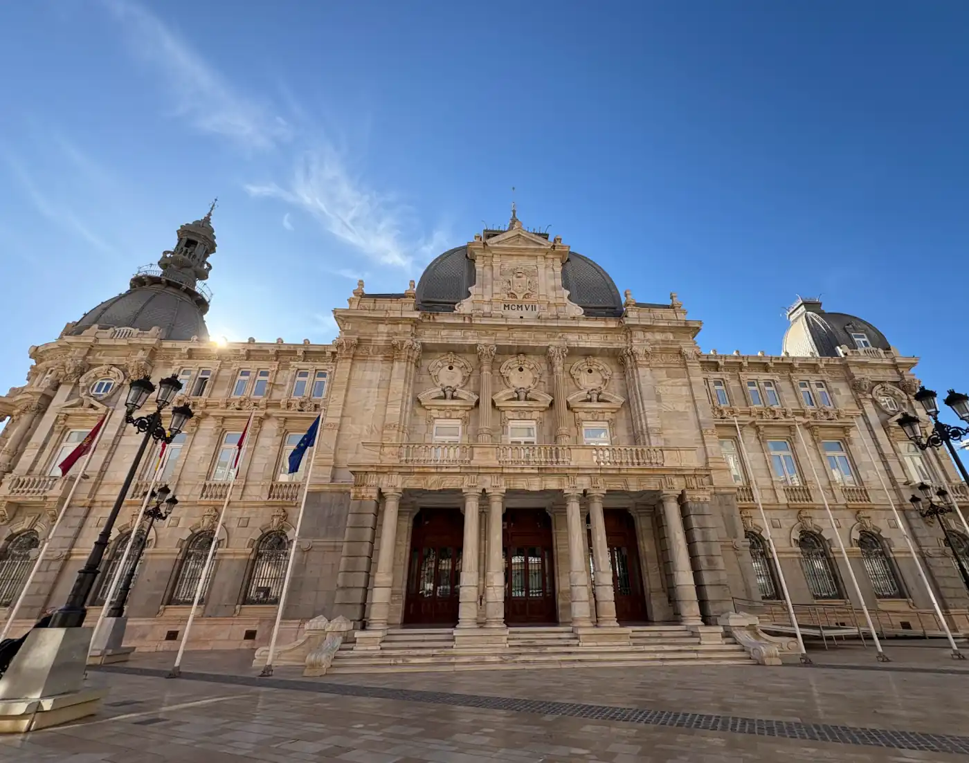 Das weiße Marmorrathaus Palacio Consistorial von Cartagena mit drei Kuppeln vor blauem Himmel