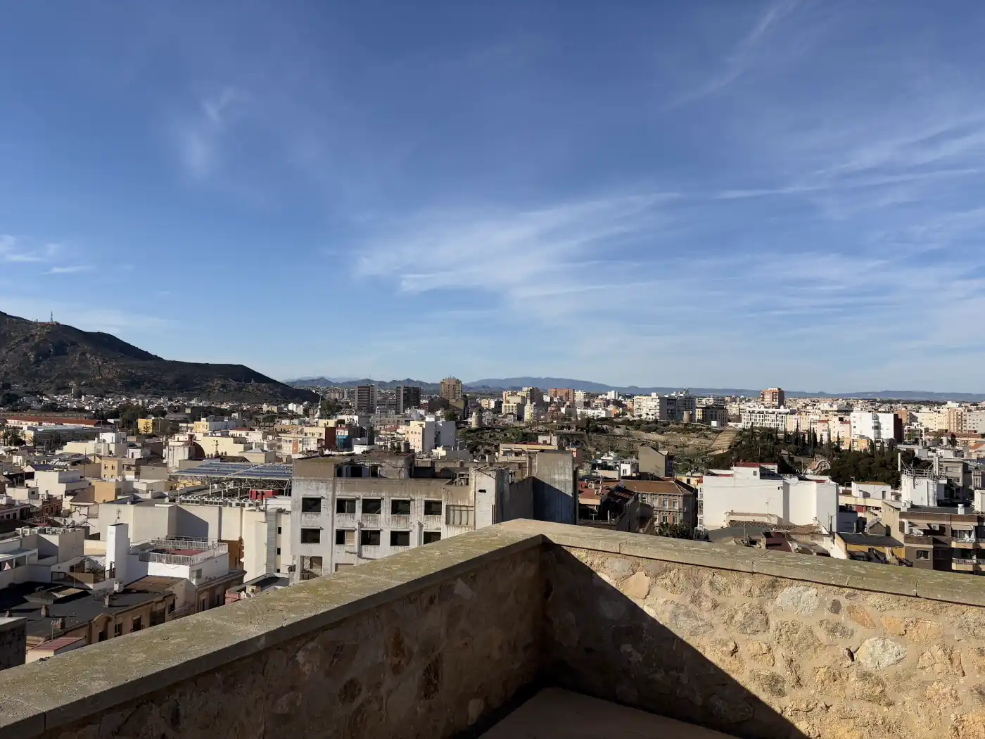 Panoramablick von der Burgmauer des Castillo de la Concepción über die Dächer und Hügel von Cartagena