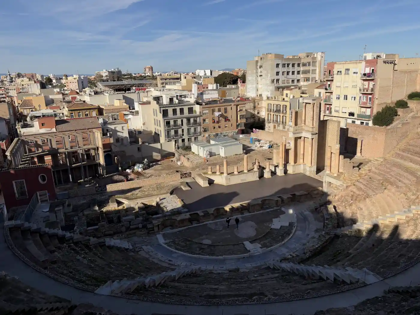 Das Römische Theater von Cartagena von oben mit Zuschauerrängen, Bühnenhaus und der Stadt im Hintergrund
