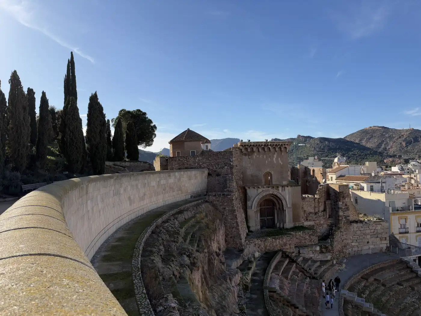 Blick über das Römische Theater von Cartagena auf die Ruine der Kirche Santa María und die Berge dahinter