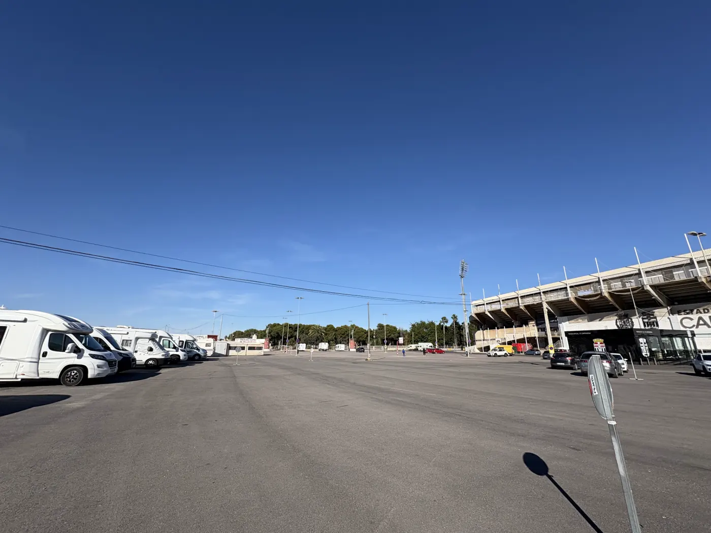 Großer freier Parkplatz am Fußballstadion von Cartagena mit einer Reihe Wohnmobile am Rand