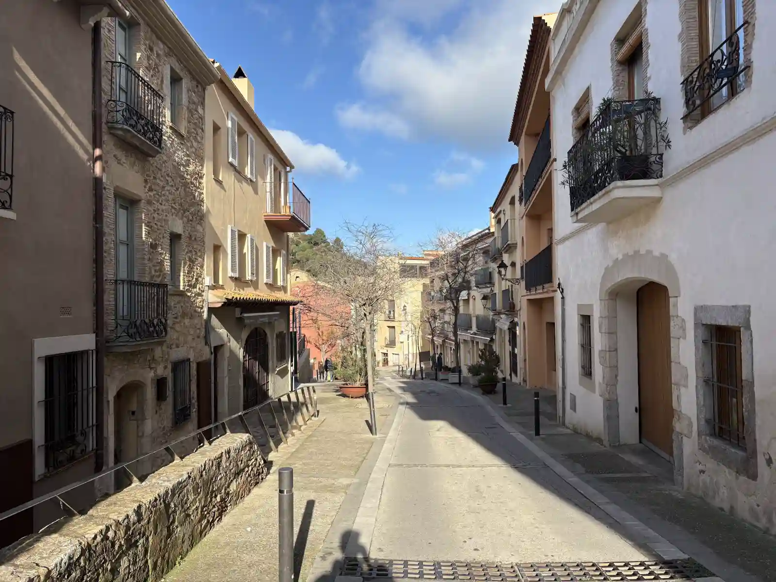 Sonnige Altstadtgasse in Begur an der Costa Brava mit Natursteinhäusern