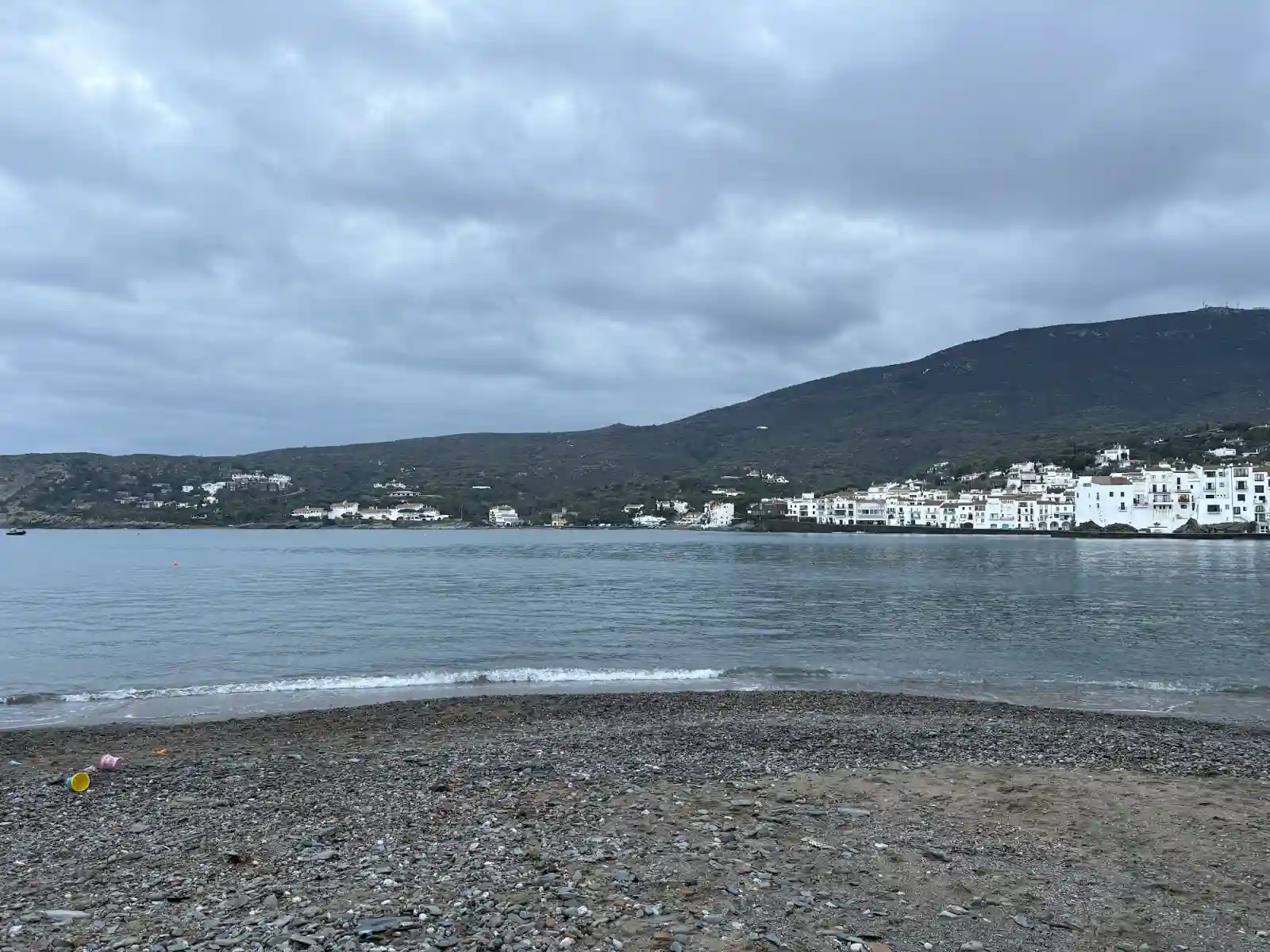 Bucht von Cadaqués an der Costa Brava mit Blick auf das weiße Dorf im Winter