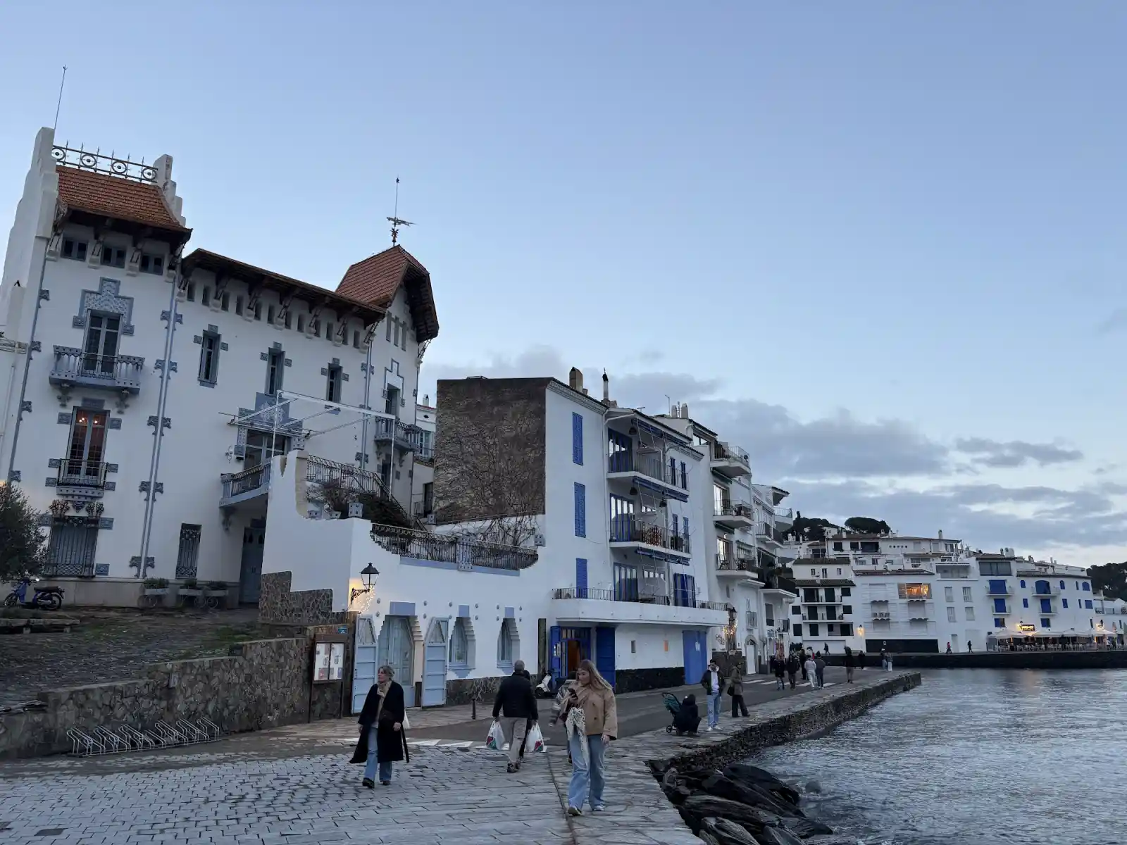 Modernisme-Gebäude Casa Serinyana an der Uferpromenade von Cadaqués