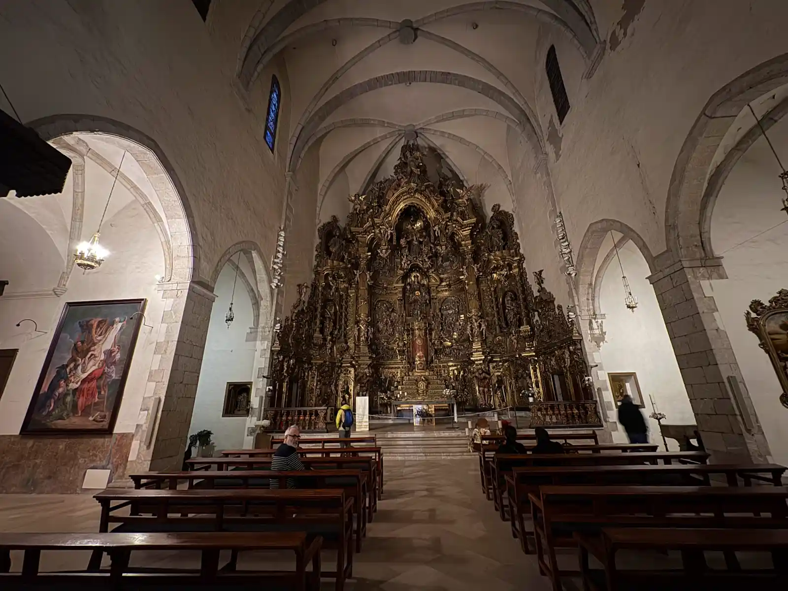 Innenraum der Església de Santa Maria in Cadaqués mit vergoldetem Barockaltar