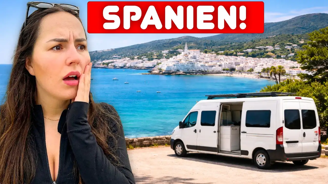 Costa Brava mit dem Wohnmobil: weißes Küstendorf Cadaqués mit Campervan an der Bucht