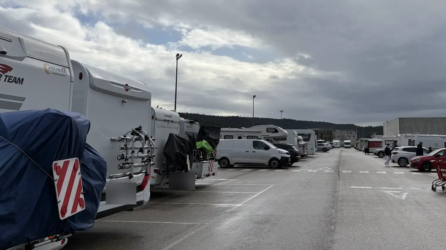 Viele Wohnmobile auf dem großen Einkaufsparkplatz in La Jonquera direkt hinter der spanischen Grenze