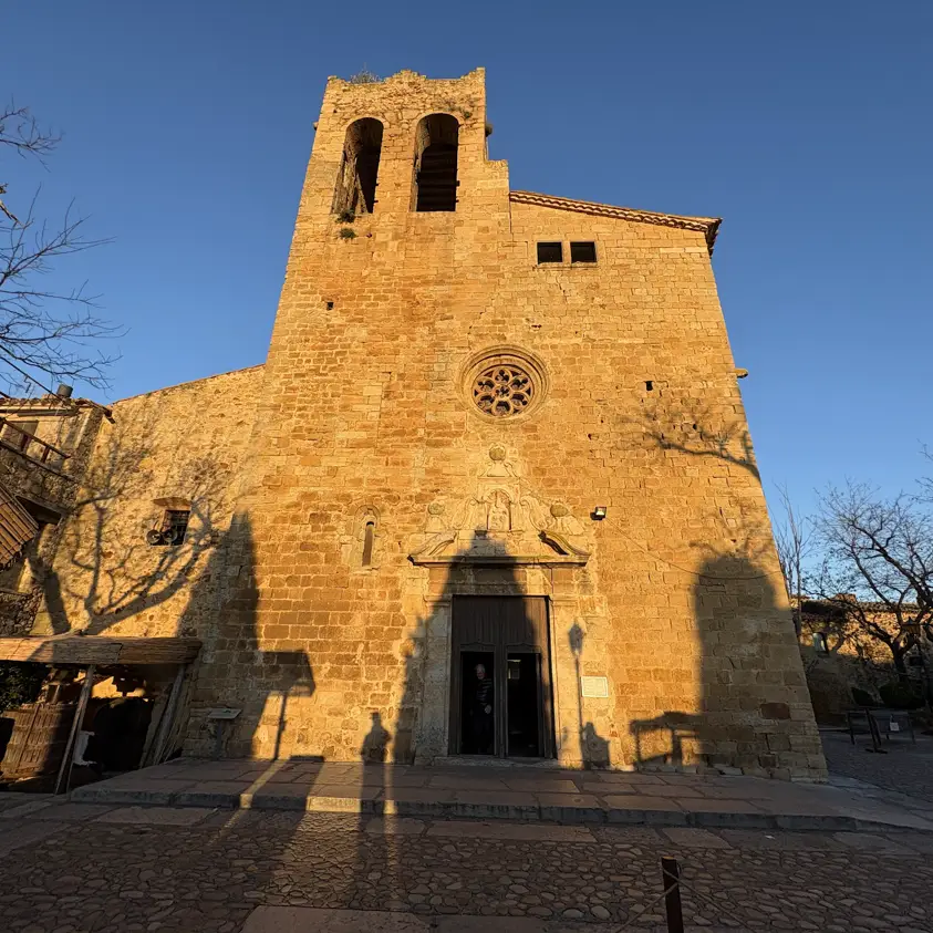 Steinkirche in der mittelalterlichen Altstadt von Pals im warmen Abendlicht