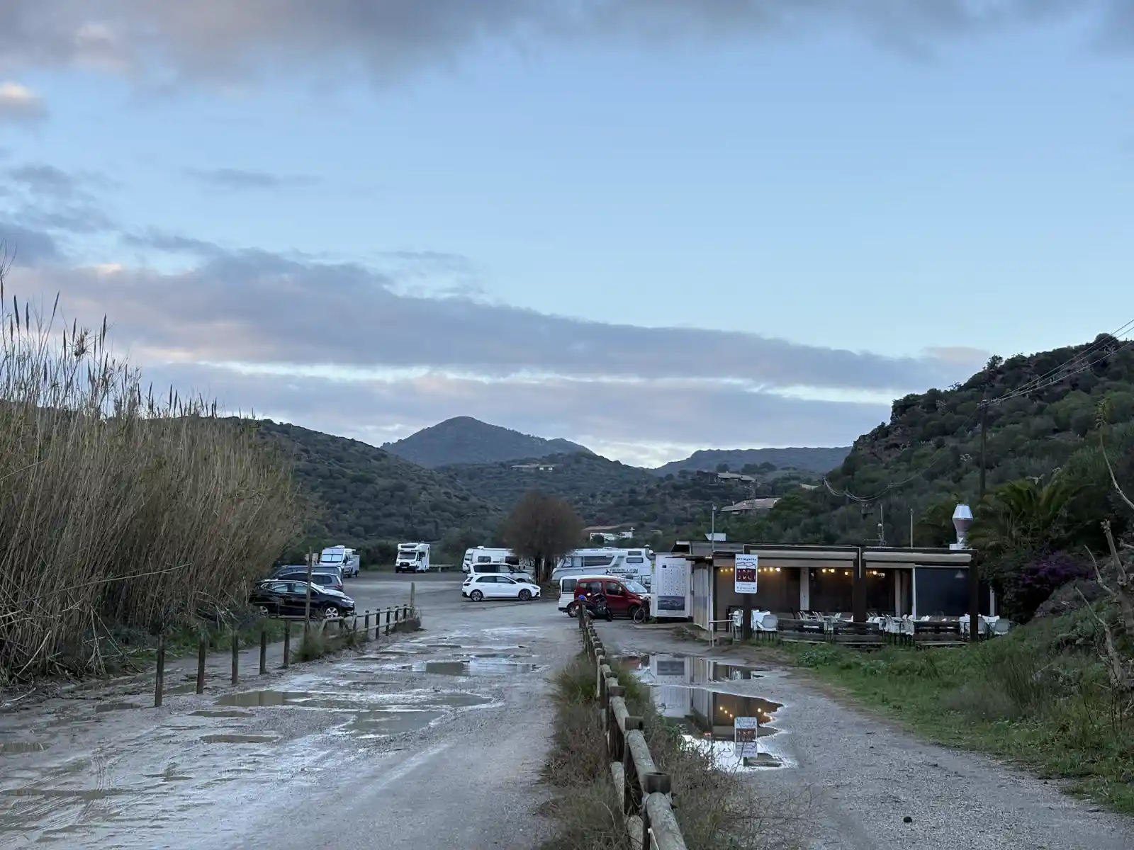 Wohnmobil-Stellplatz oberhalb von Portlligat bei Cadaqués mit mehreren Campern