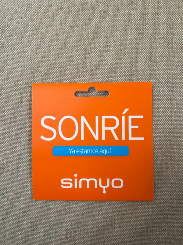 Verpackung einer spanischen Prepaid-SIM-Karte von Simyo, gekauft in einem Handyladen in Roses