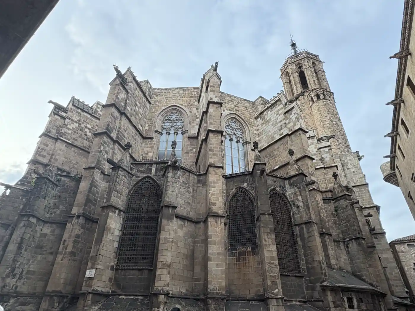 Gotische Kathedrale von Barcelona von unten fotografiert vor bedecktem Himmel